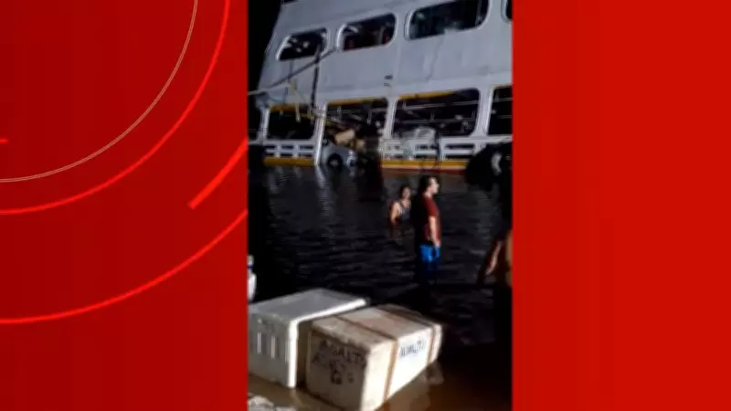 Embarcação colide com pedras e encalha antes de afundar parcialmente em rio do Amazonas