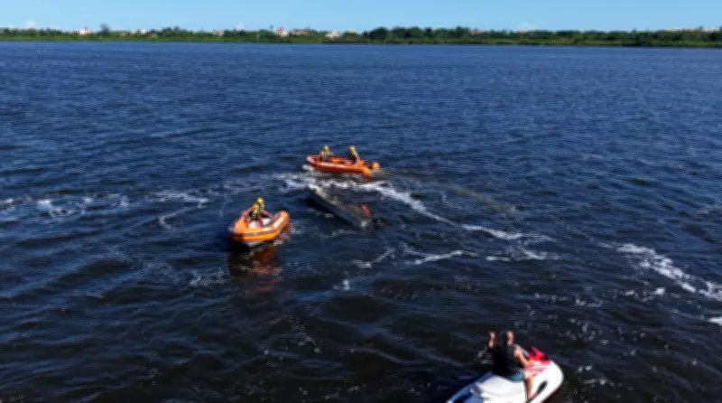 Embarcação é sustentada após resgate de pescadores em lagoa de Maricá