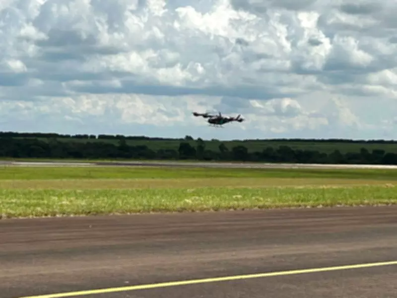 Embraer demonstra 'carro voador' em evento de apresentação do caça Gripen no interior de SP