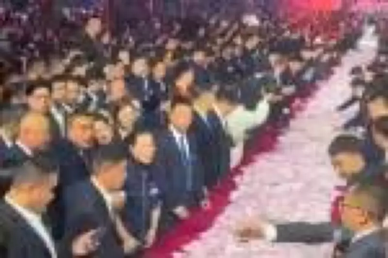 Empresa chinesa distribui 26 milhões de dólares em bônus para funcionários em evento anual