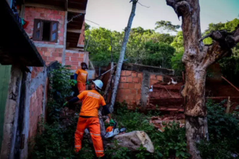 Encosta é interditada após movimentação de terra causada por chuvas em Cabo Frio