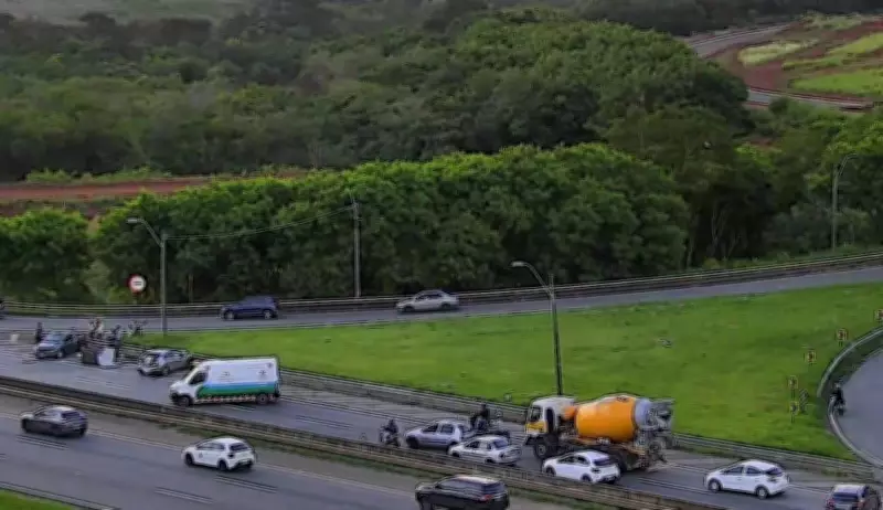 Engavetamento com seis veículos na marginal da Rodovia Dom Pedro I em Campinas