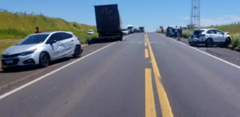 Engavetamento na BR-153 em Marília deixa duas pessoas gravemente feridas após caminhão desrespeitar sinalização