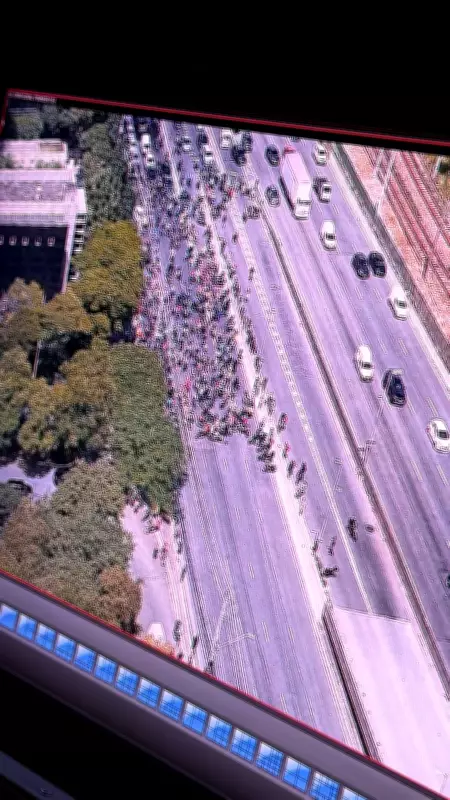 Entregadores de aplicativo bloqueiam pista local da Marginal Pinheiros em protesto por melhores condições