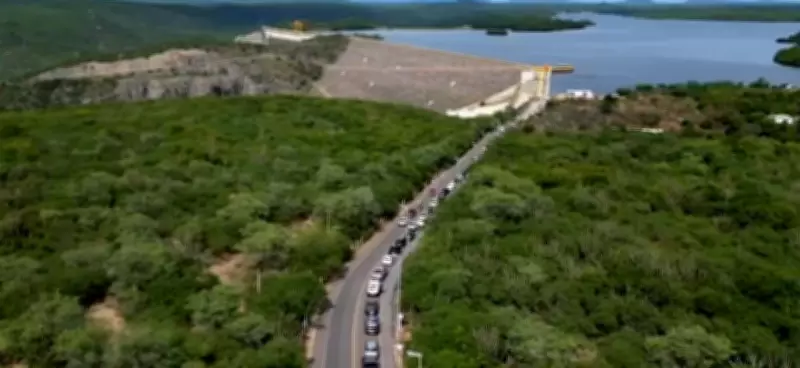 Enxurrada devasta Piranhas: cratera em rodovia, 20 desalojados e busca por desaparecido