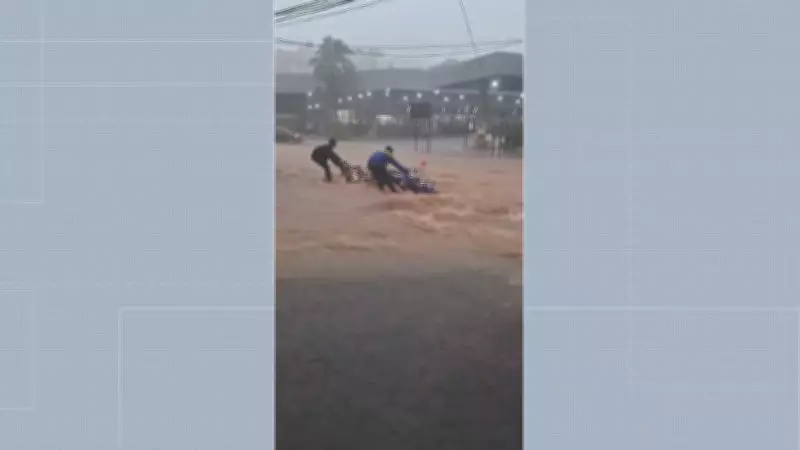 Enxurrada Inunda Avenida e Carrega Motos em Conselheiro Lafaiete, MG