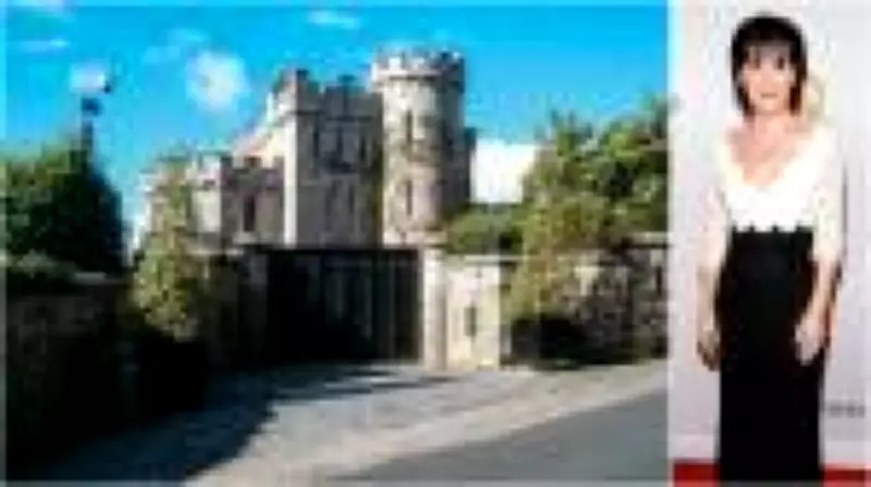 Enya vive reclusa em castelo irlandês com doze gatos e defende sua liberdade de escolha