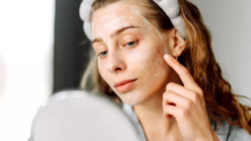 Esfoliação em excesso e produtos vencidos: erros comuns no skincare que prejudicam a pele