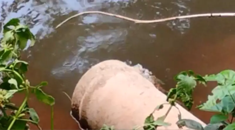 Esgoto in natura é despejado no Rio Sorocaba há anos, apesar de estações de tratamento próximas