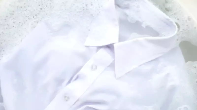 Especialistas revelam métodos eficazes para remover manchas de suor de camisas