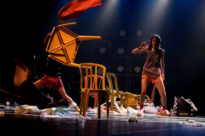 Espetáculo 'Deriva' celebra 18 anos da Súbita Companhia de Teatro no Festival de Curitiba