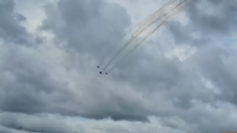 Esquadrilha da Fumaça encanta Divinópolis com acrobacias aéreas em homenagem às mulheres
