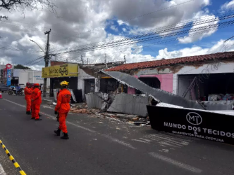Estrutura de lojas desaba e atinge idoso em Teresina; via é interditada
