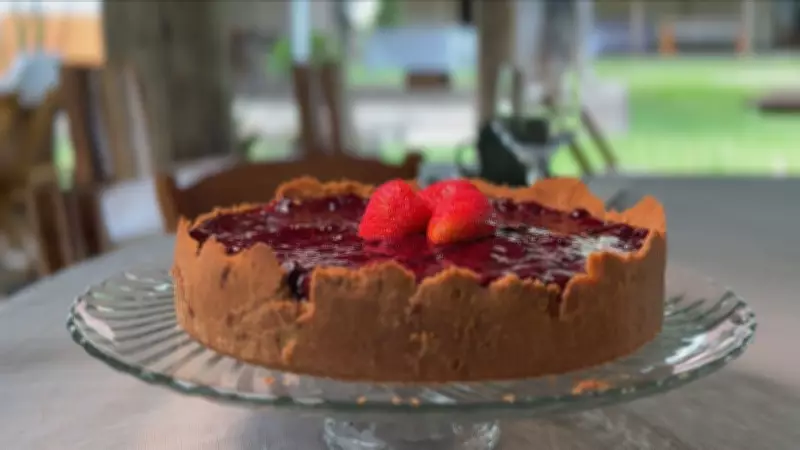 Estudante de Paranavaí ensina a preparar cheesecake de frutas vermelhas com receita detalhada