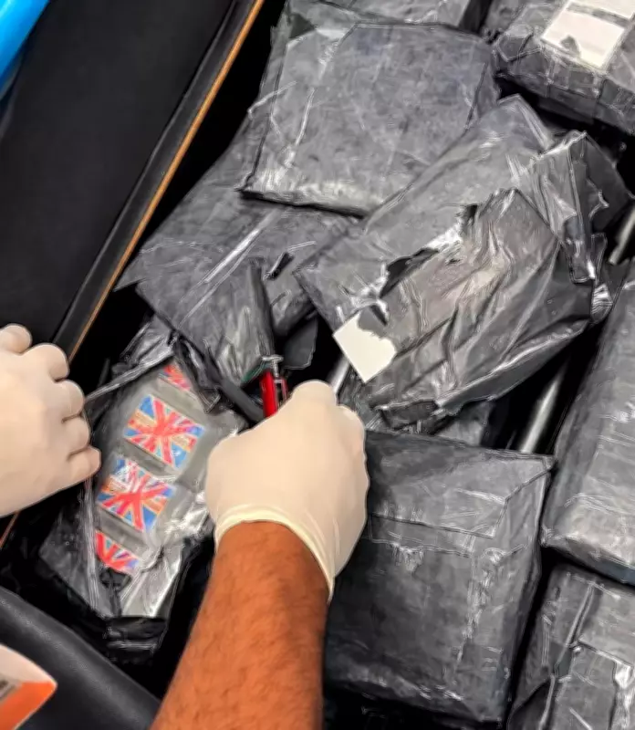 Estudante é presa pela PF com 10 kg de haxixe escondido em fundo falso de mala em Florianópolis