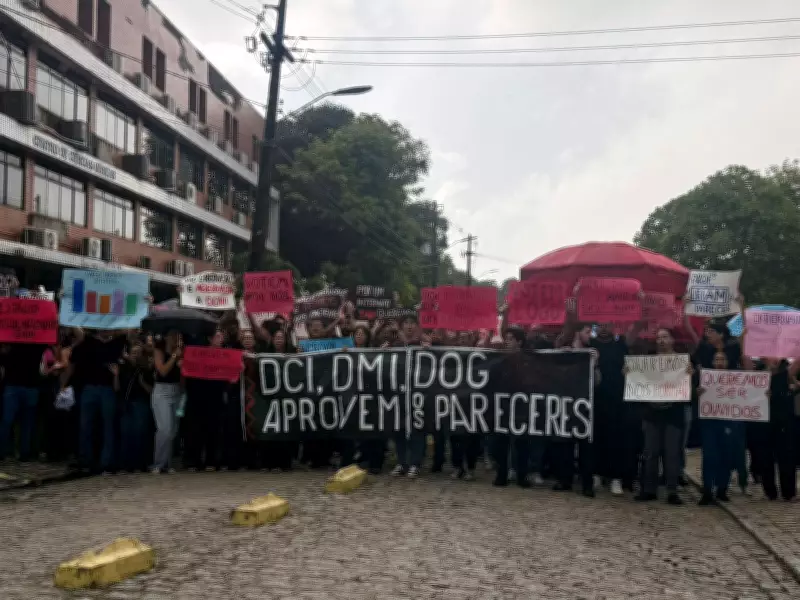 Estudantes de medicina protestam na UFPB contra atraso no calendário e superlotação no internato
