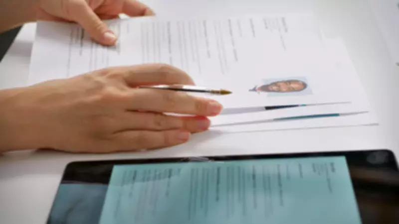 Estudo revela mentiras mais comuns em currículos e como recrutadores as descobrem