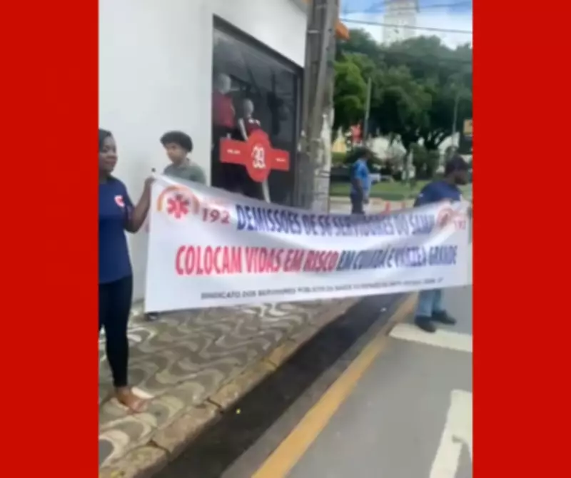 Ex-funcionários do Samu protestam em Cuiabá após demissão de 56 profissionais