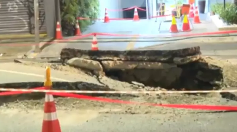 Explosão subterrânea abre cratera de 15 m² na Rua da Consolação, em São Paulo