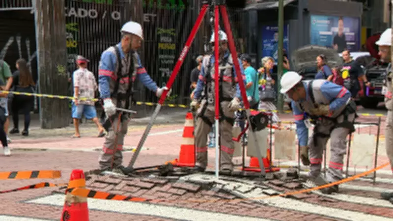 Explosão subterrânea por curto-circuito causa bloqueio e apagão no Centro Histórico de Porto Alegre