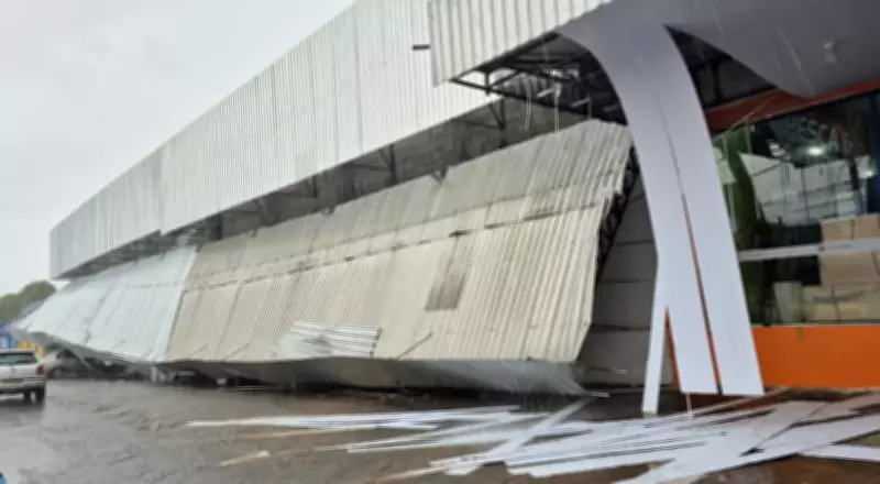 Fachada de loja desaba sobre veículos durante chuvas intensas em Boa Vista