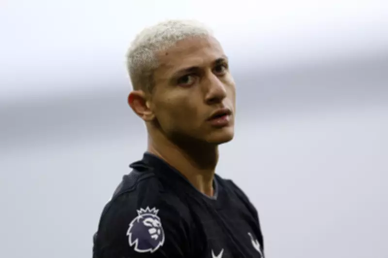 É #FAKE que Richarlison se recusaria a jogar Copa nos EUA por guerra com Irã
