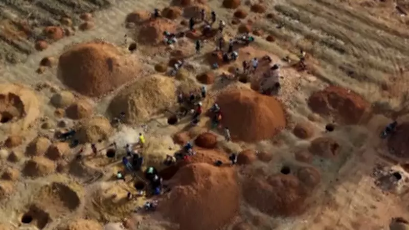 Famílias nigerianas sobrevivem com mineração improvisada em quintais