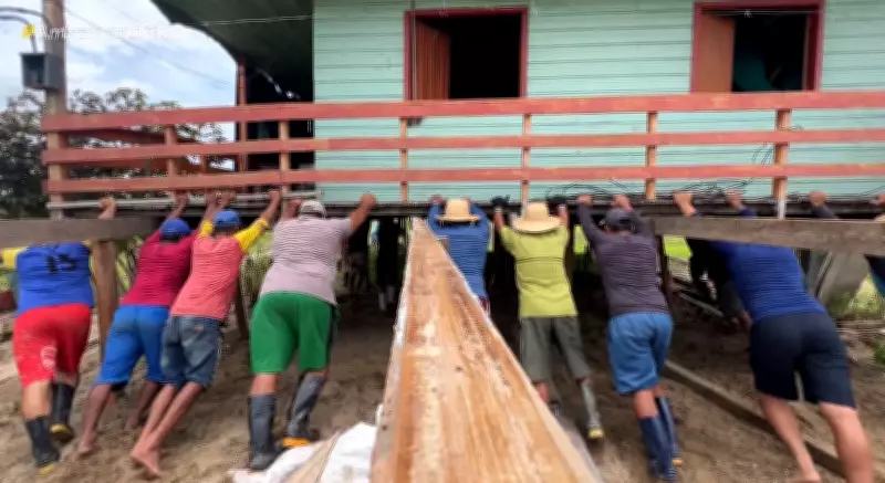 Fenômeno 'terras caídas' avança no Amazonas e moradores deslocam casas para sobreviver