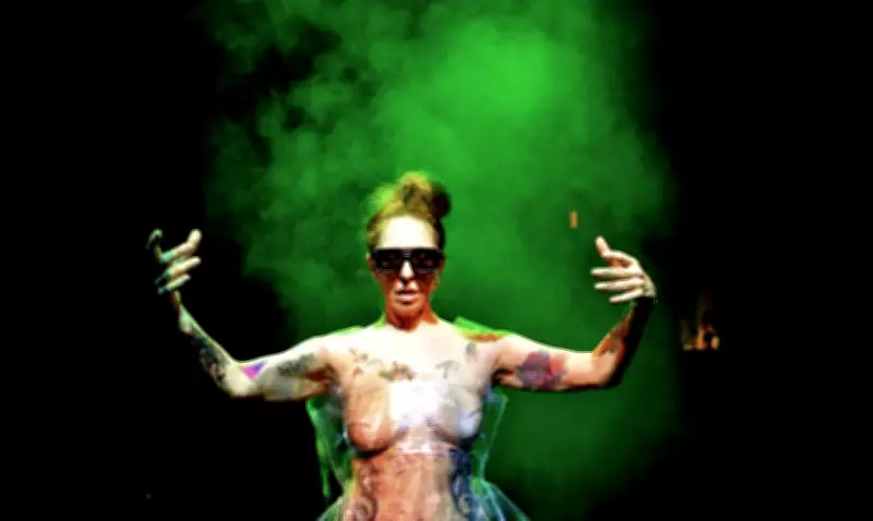 Figurino Conduz Narrativa em Performance Hiperfabulária Tropical no Ateliê de Moda