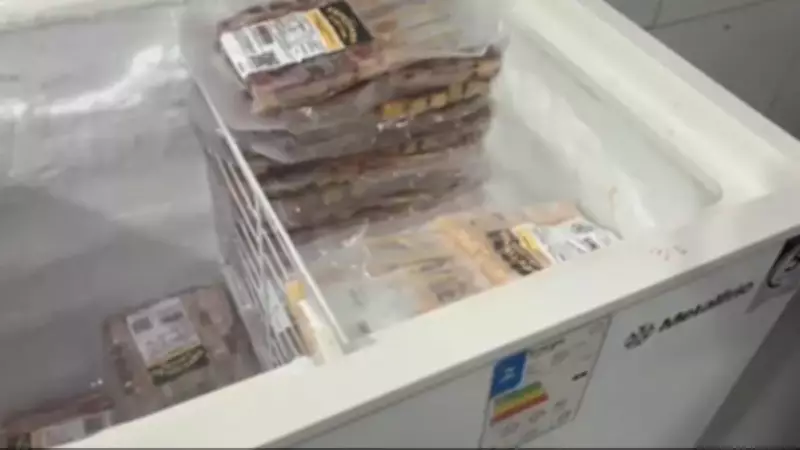 Fiscalização interdita fábrica clandestina de espetinhos no Andaraí com 700 kg de alimentos inutilizados