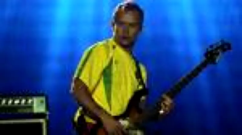 Flea, baixista do Red Hot Chili Peppers, lança primeiro álbum solo com jazz e participações especiais