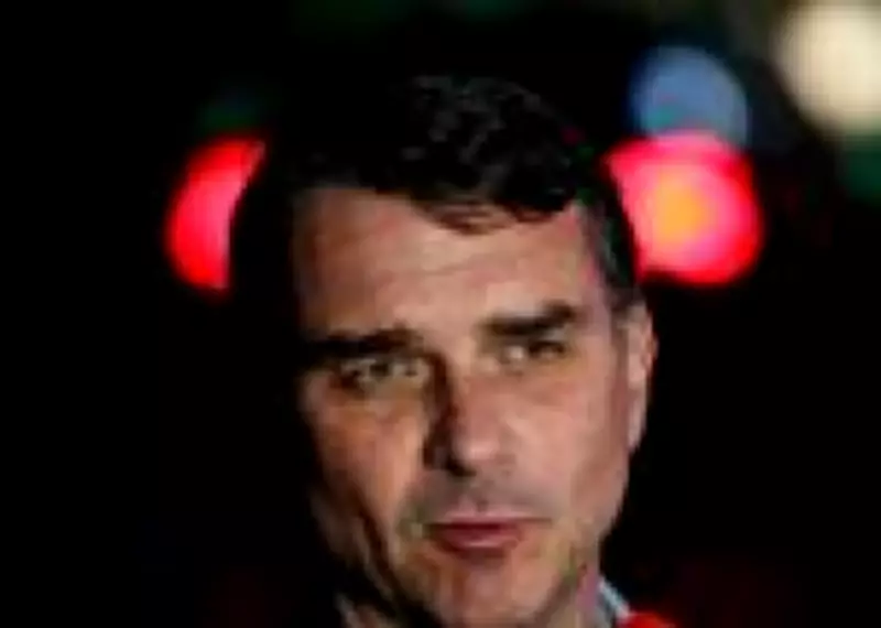 Flávio Bolsonaro busca apoio do Podemos para campanha presidencial em reunião com Renata Abreu