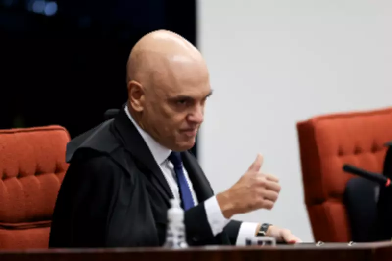 Flávio Bolsonaro e advogado se reúnem com Alexandre de Moraes para discutir situação de Jair Bolsonaro