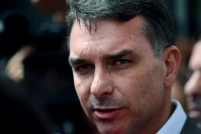 Flávio Bolsonaro se reúne com Moraes para pedir prisão domiciliar do pai