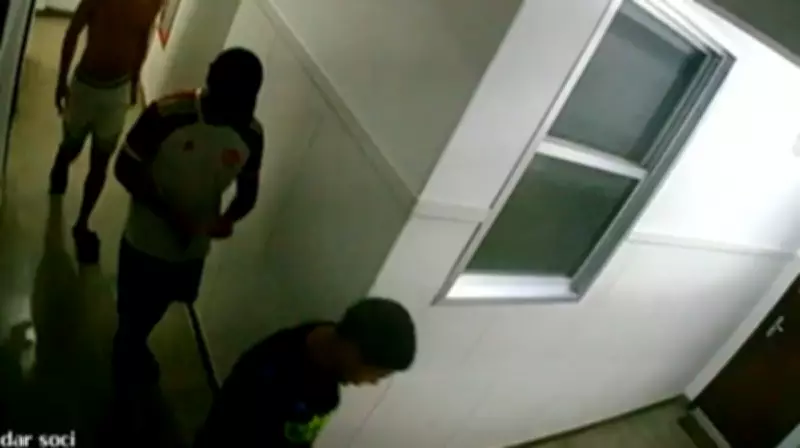 Foragidos por estupro coletivo se entregam à polícia após novas denúncias de vítimas