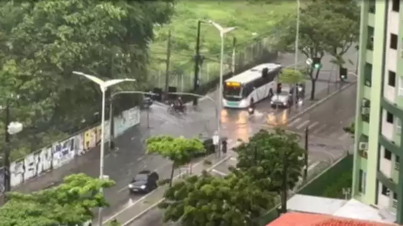 Fortaleza e cidades cearenses sofrem com alagamentos após forte chuva; Inmet emite alerta laranja