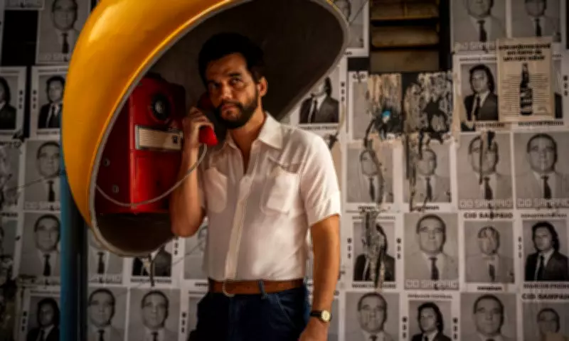 Fotógrafo pernambucano revela história por trás da icônica imagem de Wagner Moura no orelhão