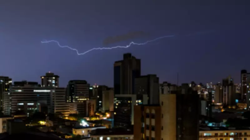 Frente fria estacionária e ZCIT mantêm tempo instável e calor intenso no Brasil