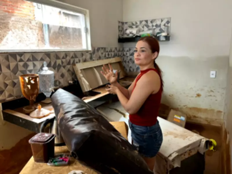 Funcionários da Copasa auxiliam na limpeza de casas após enchente em Espinosa