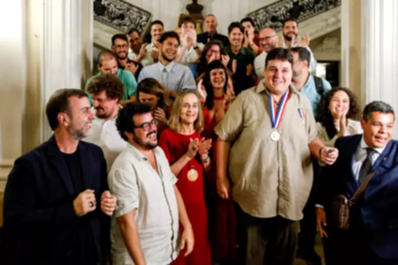 Gabriel da Muda recebe Medalha Pedro Ernesto na Câmara do Rio por contribuição ao samba