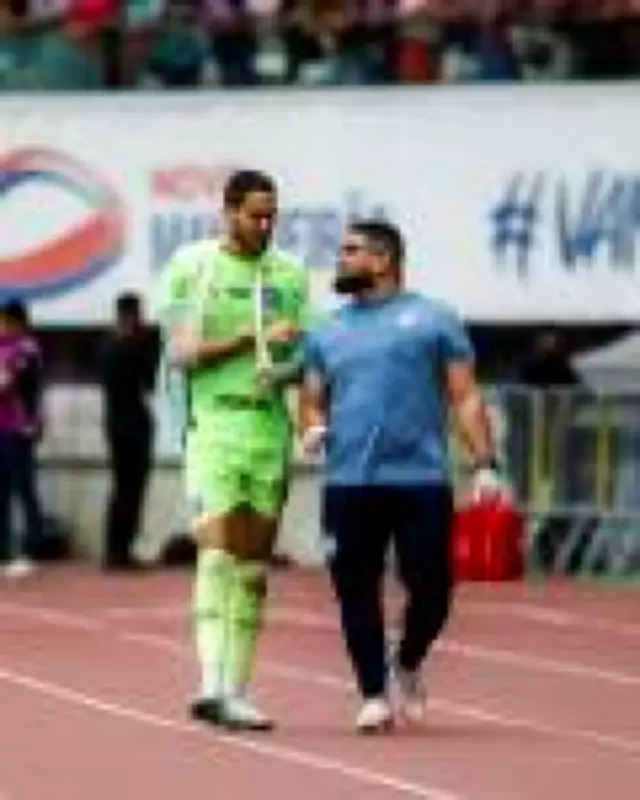 Goleiro do Bahia sofre fratura no braço durante partida do Brasileirão