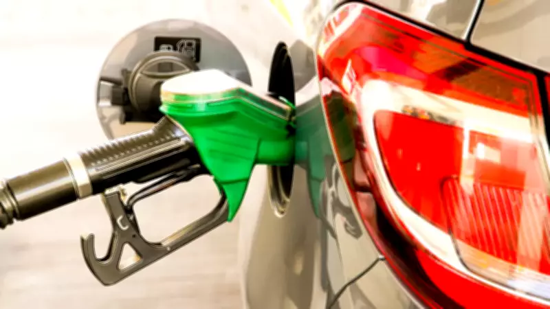 Guerra no Irã pressiona combustíveis e pode atrasar queda de juros no Brasil