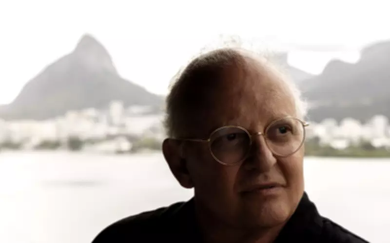 Guilherme Arantes recebe Medalha UBC em cerimônia em São Paulo