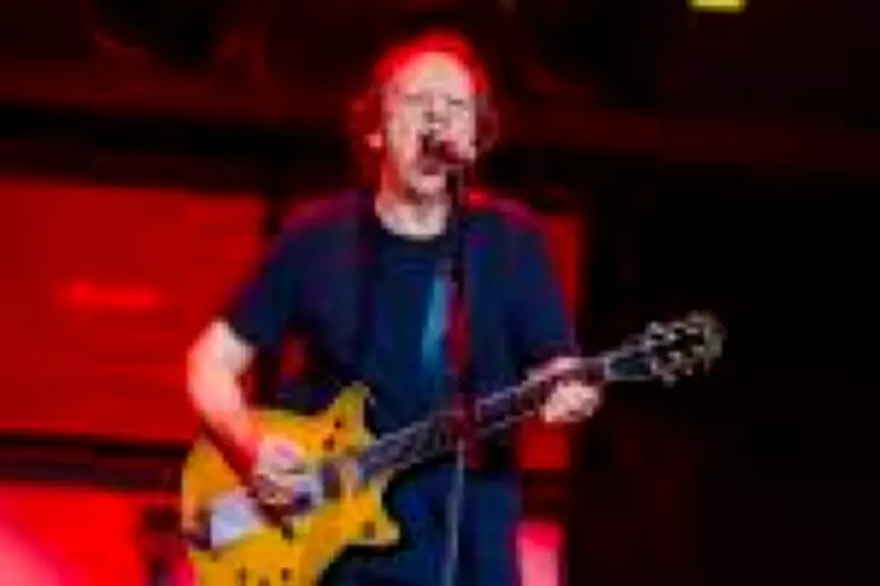 Guitarrista do AC/DC, Stevie Young é internado na Argentina por precaução