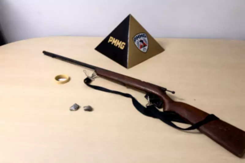 Homem aponta arma para ex-companheira em Araçuaí e foge pela mata; PM apreende espingarda