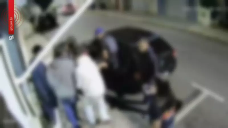 Homem é brutalmente espancado por grupo de 20 pessoas em briga no Centro de Itapetininga