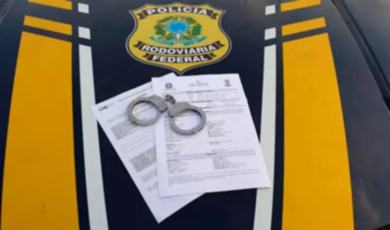 Homem com dois mandados de prisão por furto é detido pela PRF em Petrolina