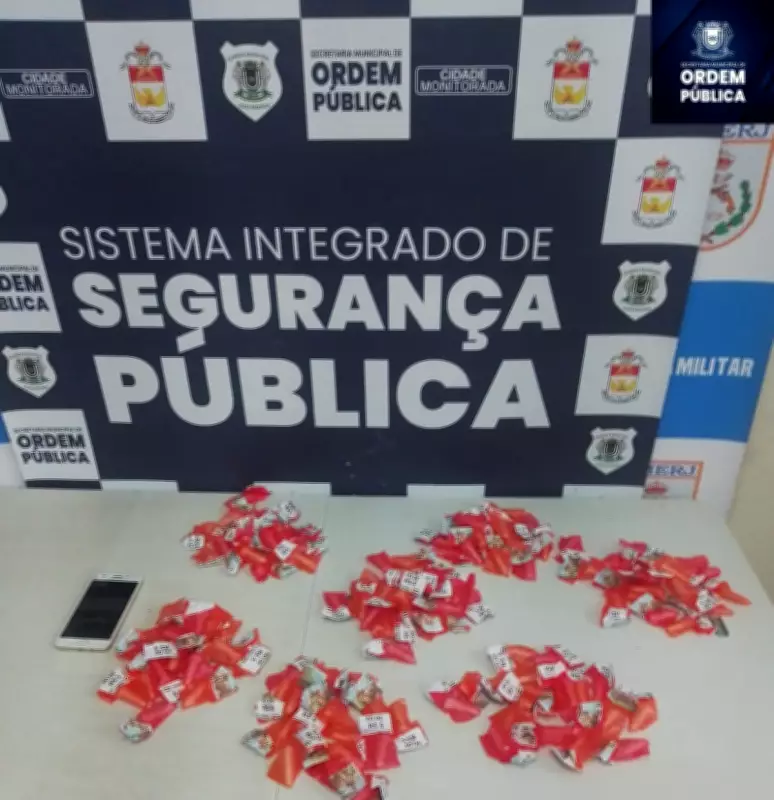 Homem de 31 anos é preso com 142 pinos de cocaína em Volta Redonda