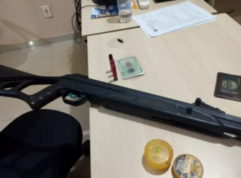 Homem de 62 anos é preso após ameaçar vizinho com arma e proferir ofensas racistas em Alto Alegre, RR