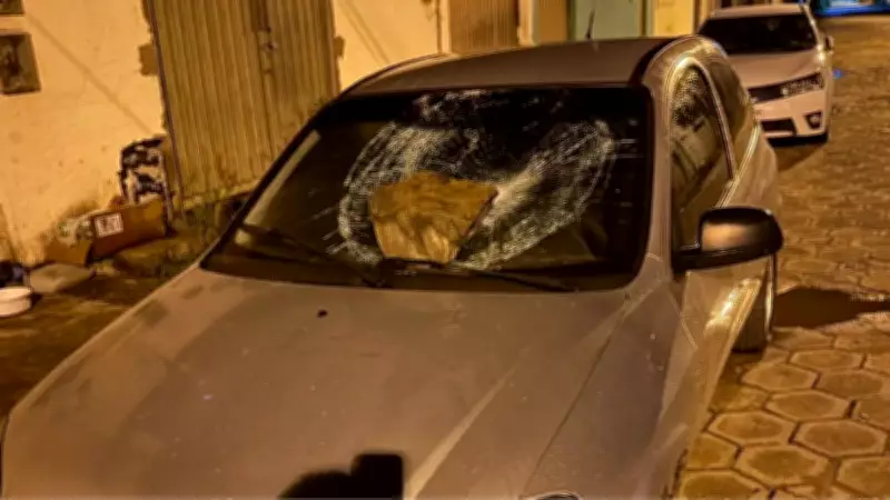 Homem em surto arremessa pedras e causa danos a carro e imóveis em Salinas